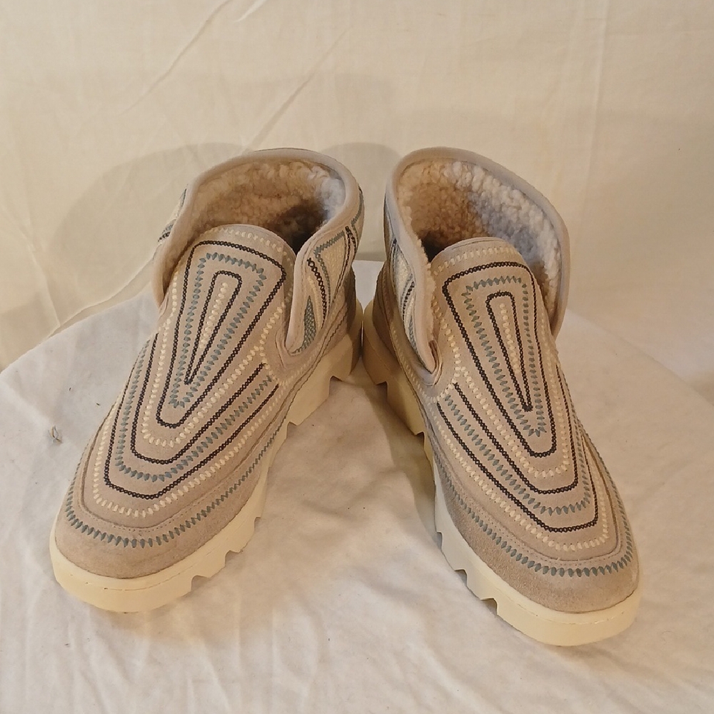 Like New Bernardo Tan/Taupe Suede Shearling Booties